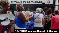 La cola para la guagua en una calle de La Habana. (REUTERS/Alexandre Meneghini-Archivo)