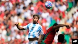 Cristian Medina, de Argentina (I) y Achraf Hakimi de Marruecos, durante el partido del Grupo B entre Argentina y Marruecos en los Juegos Olímpicos de Verano.24/07/2024, en Saint-Etienne, Francia. (AP Foto/ Silvia Izquierdo)