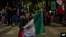 Un hombre con una bandera mexicana protesta afuera del Senado en la Ciudad de México, contra la reforma judicial propuesta por el gobierno, que obligaría a los jueces a postularse para las elecciones. (Foto AP/Felix Márquez)