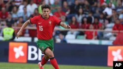 El portugués Joao Neves controla el balón durante un partido amistoso de fútbol entre Portugal e Irlanda