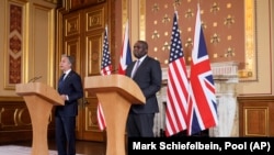 El secretario de Estado Antony Blinken (izq.) en rueda de prensa conjunta con el canciller británico David Lammy, en Londres.