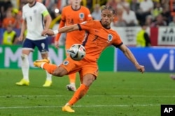 Xavi Simons, de Holanda, chuta un balón durante una semifinal contra Inglaterra en el torneo de fútbol Euro 2024 en Dortmund, Alemania.