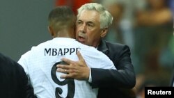 Kylian Mbappé del Real Madrid abraza Carlo Ancelotti, en el partido del Real Madrid v Atalanta en el Estadio Nacional, en Varsovia, Polonia el 14 de agosto de 2024. REUTERS/Kacper PempelREUTERS/Kacper Pempel