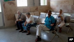 FOTO ARCHIVO. Pacientes esperan ser atendidos en una clínica en La Habana. (Foto AP/Ismael Francisco)